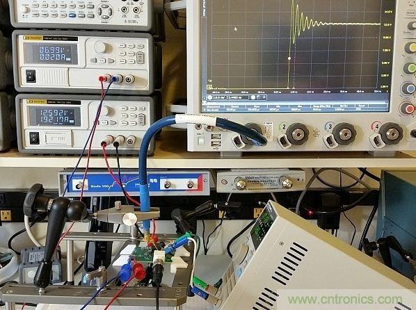 圖3:用于DC/DC轉換器的完整儀器設置展示。測試板輸入電壓調節至12V,柵極驅動調節器供電電壓為7V。右下方顯示了負載,Keysight 90000-X示波器、Teledyne Lecroy PP066傳輸線探頭和Huber Suhner Sucoflex 100電纜等也都可以在圖上看見。