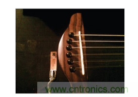 安裝到Fender Stratacoustic吉它上的加速度計。