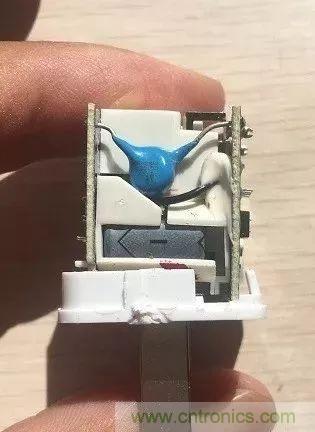 拆了個電容之后，我的iPhone也會自動訂房了